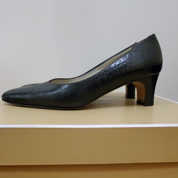 Talbots black snakeskin patterned heels - Sz 7 - Picture 2 of 4